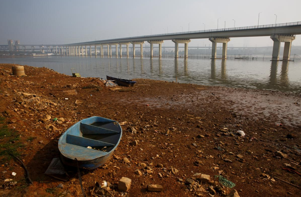 Trước đó, cảnh sát Trung Quốc đã bắt giữ người đàn ông đến từ thành phố Hoàng Cương, tỉnh Hồ Bắc, chèo xuồng vượt sông Dương Tử để đi làm tại Cửu Giang. Chính quyền địa phương đã phong tỏa toàn bộ cầu và các tuyến phà giữa Cửu Giang với Hoàng Cương từ ngày 26/1.