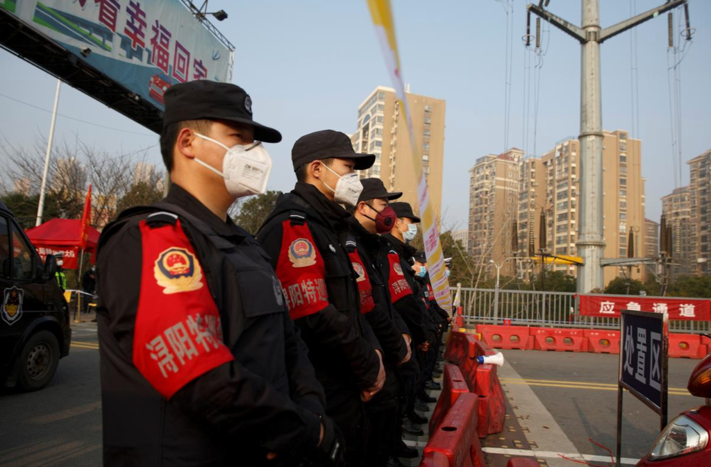 Cũng trong sáng nay, đại diện WHO tại Philippines, Rabindra Abeyasinghe, thông báo trường hợp tử vong đầu tiên được ghi nhận bên ngoài Trung Quốc. Nạn nhân là người đàn ông 44 tuổi, qua đời tại bệnh viện San Lazaro ở Manila.