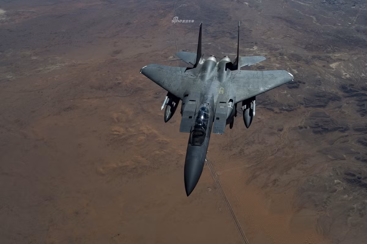 F-15 hiện tại là phiên bản chiến đấu cơ hạng nặng thế hệ bốn tốt bậc nhất của không quân Mỹ, trong đó các phiên bản F-15E được đánh giá là tốt nhất, hiện đại nhất của dòng F-15. Nguồn ảnh: Sina.