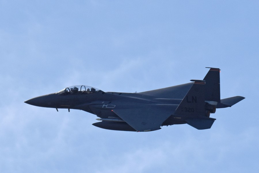 Các chiến đấu cơ F-15E có phi hành đoàn hai người, dài 20 mét, sải cánh rộng 18 mét và cao tới 5,6 mét. Trọng lượng rỗng của chiếc chiến đấu cơ hạng nặng này lên tới 14,3 tấn. Nguồn ảnh: Sina.