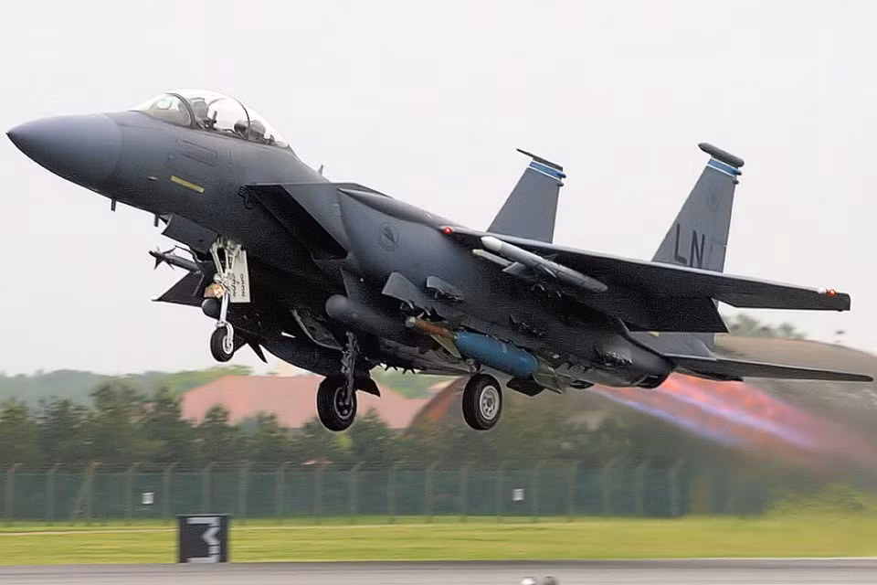 Tiêm kích F-15E được trang bị hai động cơ P&amp;W F100 cho phép nó bay được với tốc độ tối đa lên tới Mach 2,5 ở độ cao lớn; khoảng Mach 1,2 ở độ cao thấp. Nguồn ảnh: Sina.