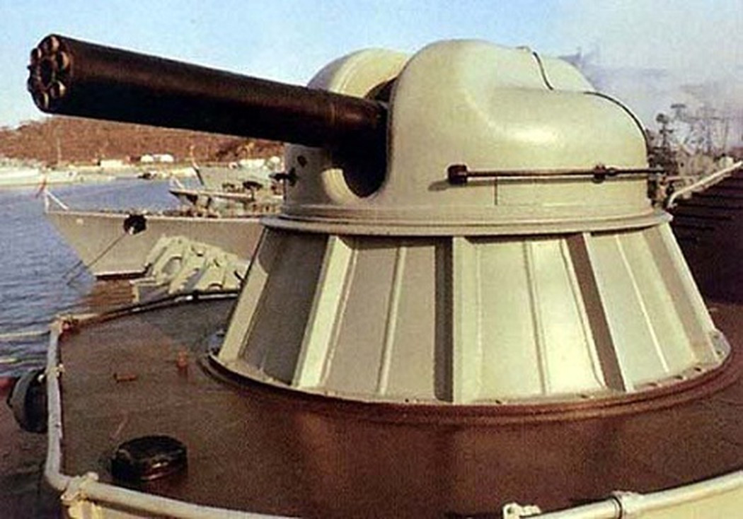 Khẩu pháo này sử dụng cỡ đạn 30x165mm, có trọng lượng tổng cộng 9,1 tấn, bao gồm 6 nòng xoay và bắn bằng điện nên hoàn toàn không có độ giật. Nguồn ảnh: Pinterest.