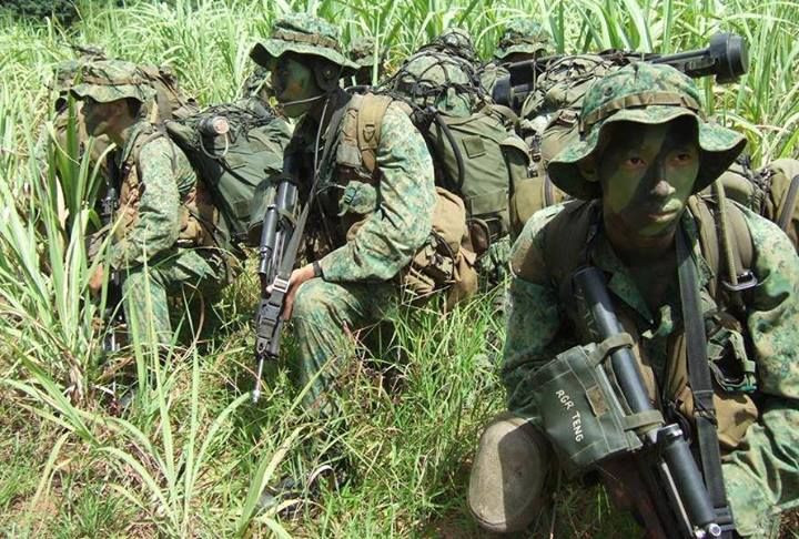 Chế độ nghĩa vụ quân sự của nước này được xem là cách để đảo quốc nhỏ bé Singapore duy trì được sự độc lập một cách tự chủ, không cần dựa dẫm vào sự can thiệp bằng quân sự của nước ngoài. Nguồn ảnh: Pinterest.