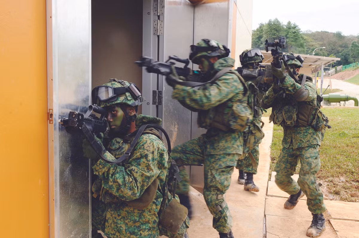 Mặc dù là một quốc gia nhỏ bé, đến ngay cả chỗ huấn luyện quân đội cũng phải tính toán "chi ly" tới từng mét vuông, tuy nhiên Singapore lại có thành tích tác chiến khá đáng nể trong quá khứ. Nguồn ảnh: Pinterest.