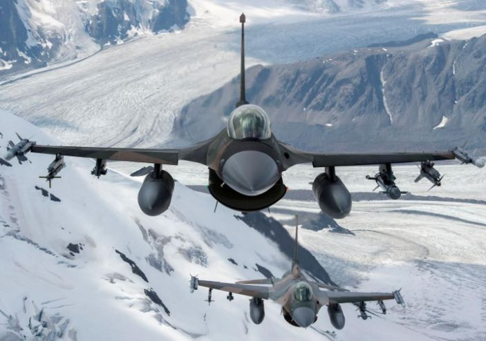 Tuy nhiên, F-21 được cho là sử dụng nhiều công nghệ phổ biến và học hỏi rất nhiều những tính năng hiện đại từ F-22 và F-35 của Lockheed Martin - điều này hứa hẹn sẽ biến F-21 thành một tiêm kích đáng gờm khi đối đầu với các loại phản lực đời cũ. Nguồn ảnh: QQ.