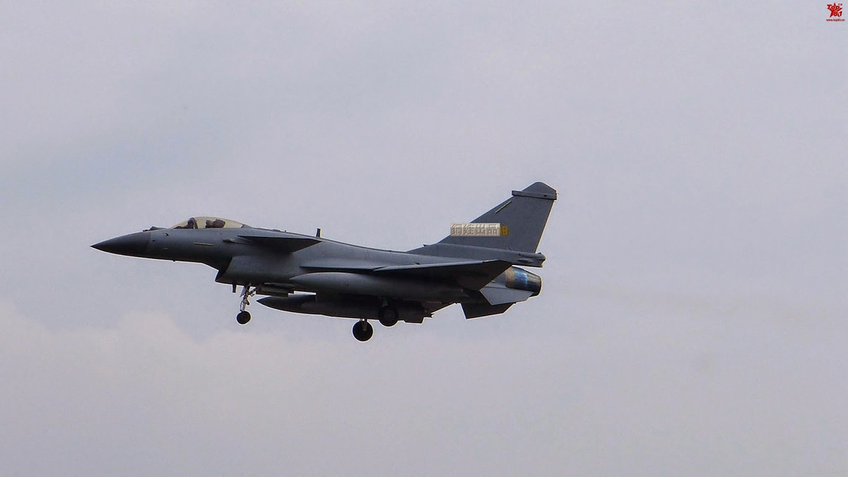 Điểm yếu lớn nhất của J-10 mà tới nay vẫn chưa được khắc phục hoàn toàn đó là nó sử dụng động cơ nhập khẩu loại AL-31FN do Nga sản xuất. Trung Quốc hiện đang nỗ lực hết sức trong việc hoàn thiện động cơ WS-10A trong nước để trang bị cho J-10 với số lượng lớn trong tương lai. Nguồn ảnh: QQ.