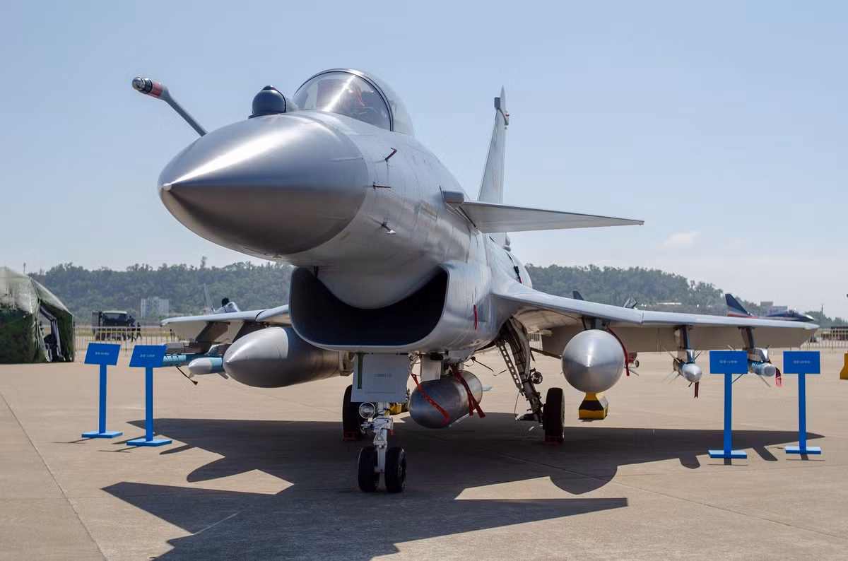 Chiến đấu cơ J-10 của Trung Quốc có tầm bay 3200 km, bán kính chiến đấu 1250 km và tốc độ tối đa Mach 2.2. Loại chiến đấu cơ này có tầm bay tối đa 18.000 mét. Nguồn ảnh: QQ.