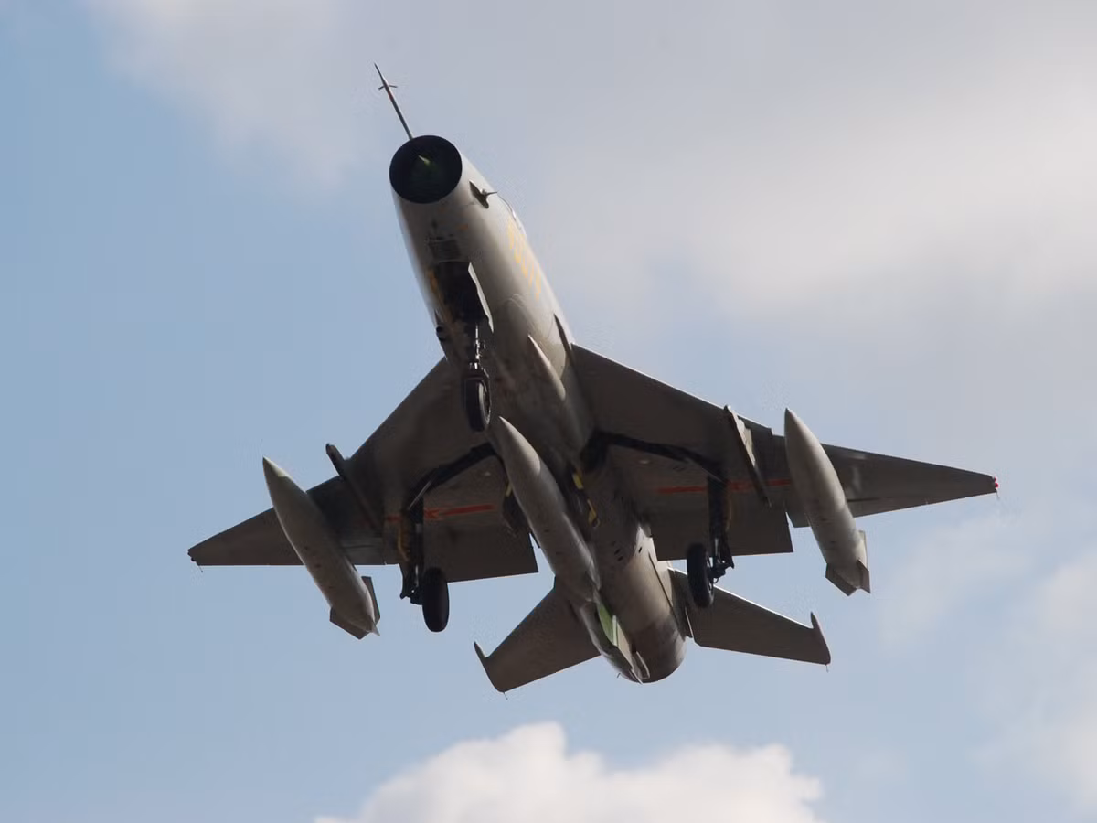 Tất nhiên là để phù hợp với các yêu cầu tác chiến ngày nay, loại chiến đấu cơ ra đời từ cách đây 40 năm này liên tục cần được cải biên, nâng cấp và hiện đại hoá. Nguồn ảnh: Sina.