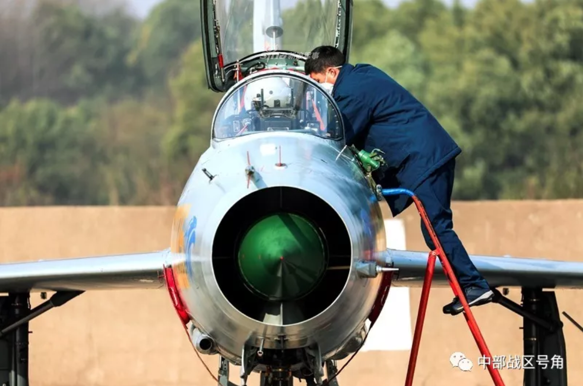 Số lượng chiến đấu cơ J-7 nhiều hơn mọi loại máy bay khác hiện đang phục vụ trong không quân Trung Quốc ngày nay, thậm chí nhiều gấp đôi J-10 - loại chiến cơ giá rẻ, vận hành rẻ bậc nhất của Trung Quốc hiện tại. Nguồn ảnh: Sina.