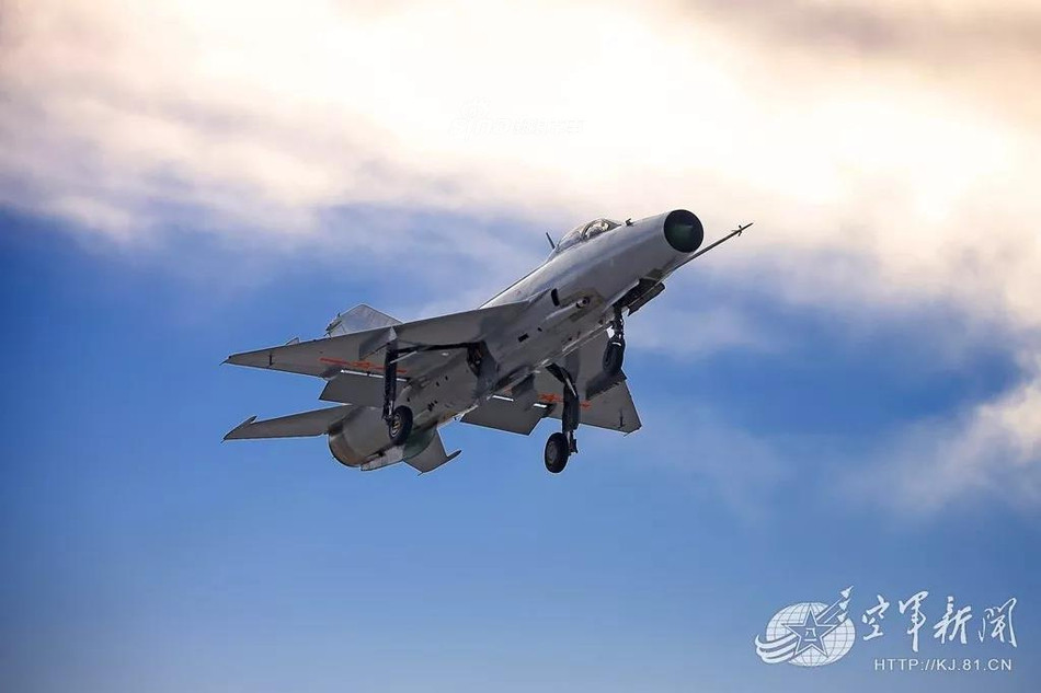 Tính sơ sơ, Trung Quốc đã sản xuất được khoảng hơn 30 phiên bản J-7 khác nhau, mỗi phiên bản lại có mục đích sử dụng và ưu điểm riêng. Ngoài ra với các loại J-7 dành riêng cho xuất khẩu cũng có tới khoảng 20 phiên bản, gói nâng cấp khác nhau. Nguồn ảnh: Sina.