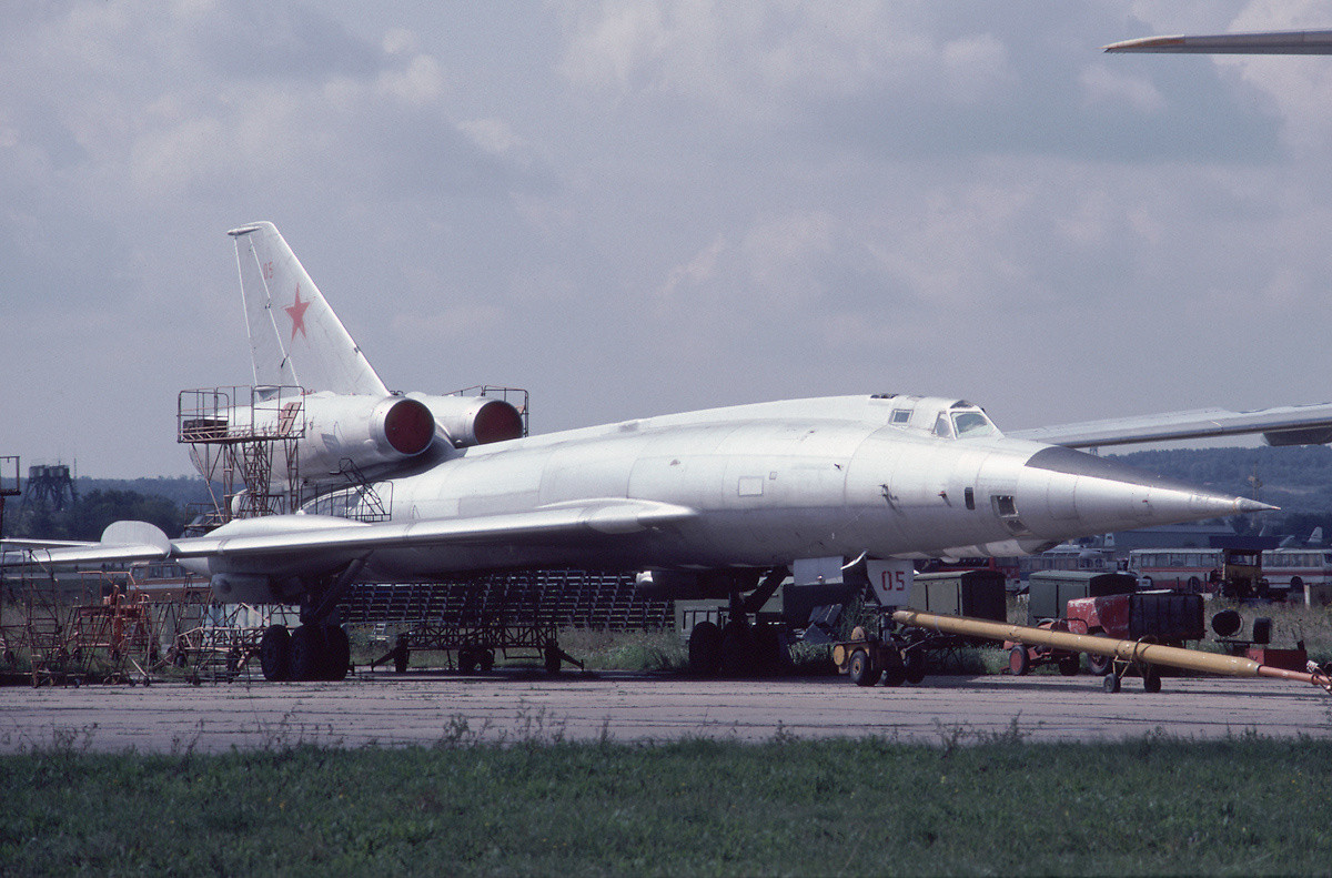 Được ra đời để thay thế cho Tu-16, Tu-22 ngay từ khi được thiết kế đã phải đạt yêu cầu là một máy bay ném bom có tốc độ siêu âm. Tới năm 1959, mẫu thử nghiệm đầu tiên của Tu-22 được bay chuyến đầu tiên và thành công. Nguồn ảnh: Rumil.