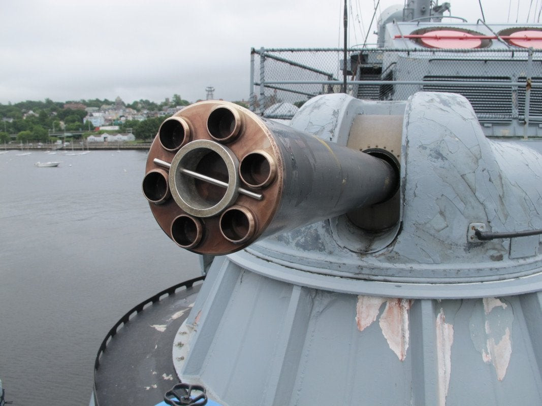 Cận cảnh sáu nòng pháo 30mm của tổ hợp AK-630 cho phép nó khai hoả được với tốc độ lên tới 5000 phát/phút. Nguồn ảnh: Pinterest.