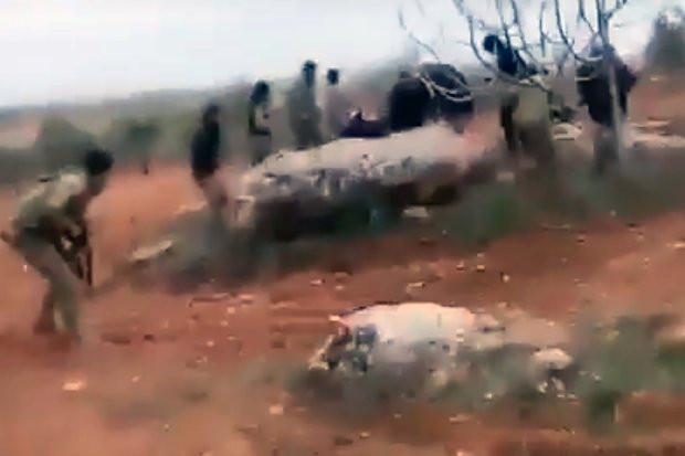 Chừng đó vũ khí là không đủ để có thể chống lại hàng chục tên khủng bố với đầy đủ súng trường tấn công cũng như kỹ năng chiến đấu tốt đang ngày càng áp sát lại gần Roman Filipov. Nguồn ảnh: Liveleak.