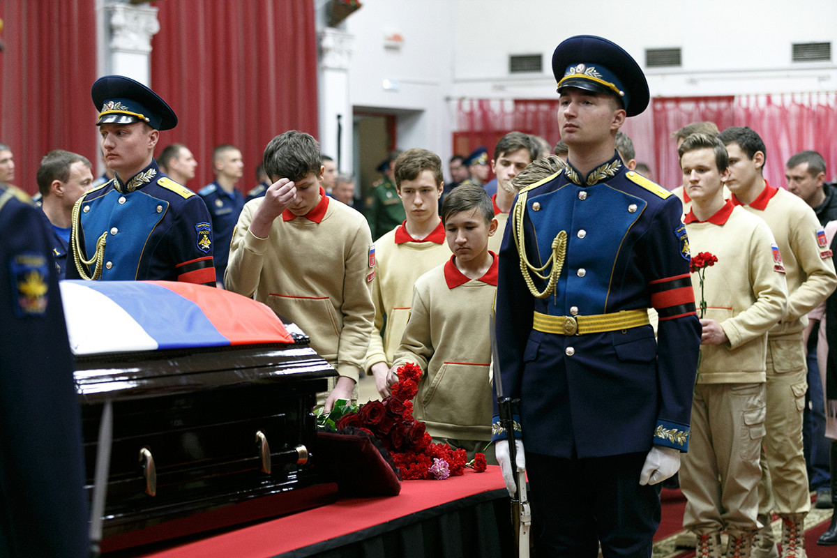 Tuy nhiên, nỗ lực yểm trợ từ trên không này không kéo dài được lâu khi chiếc cường kích cơ Su-25SM thứ hai cũng sớm hết nhiên liệu nên buộc phải quay về căn cứ. Lúc này, Roman Filipov chỉ còn một mình trong khi vòng vây của những tên IS đang khép chặt dần. Nguồn ảnh: TASS.