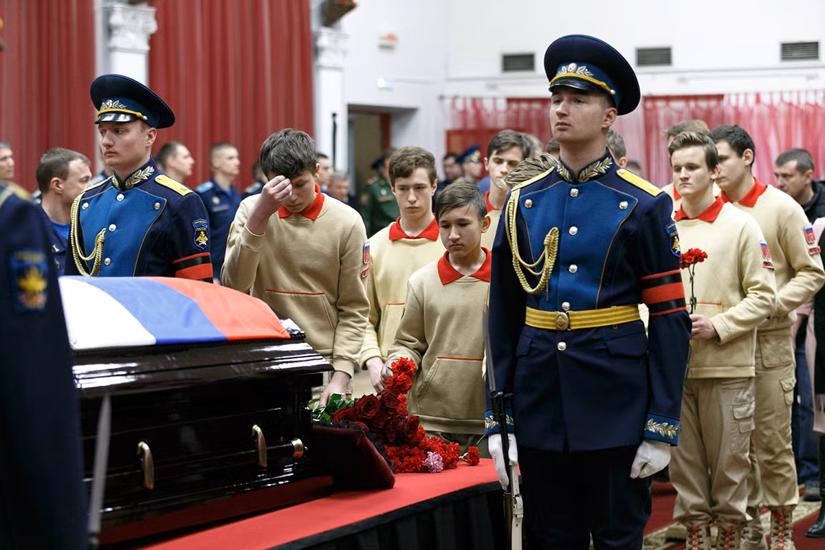 Tuy nhiên, nỗ lực yểm trợ từ trên không này không kéo dài được lâu khi chiếc cường kích cơ Su-25SM thứ hai cũng sớm hết nhiên liệu nên buộc phải quay về căn cứ. Lúc này, Roman Filipov chỉ còn một mình trong khi vòng vây của những tên IS đang khép chặt dần. Nguồn ảnh: TASS.