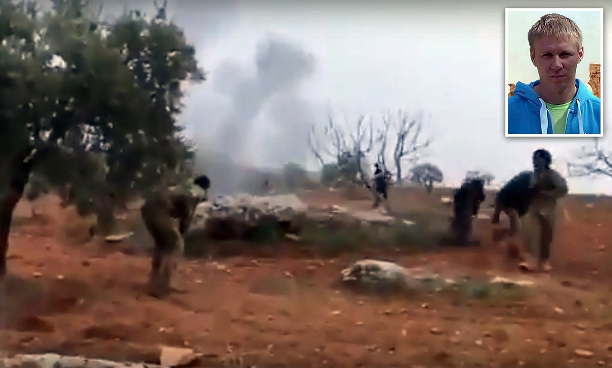 Trong đoạn Video được một khủng bố IS ghi lại lúc vây bắt Roman Filipov và đăng tải lên mạng Internet sau đó, có thể liên tục nghe thấy tiếng súng ngắn được Roman Filipov sử dụng để tấn công những kẻ khủng bố này khi chúng lại gần. Nguồn ảnh: Liveleak.