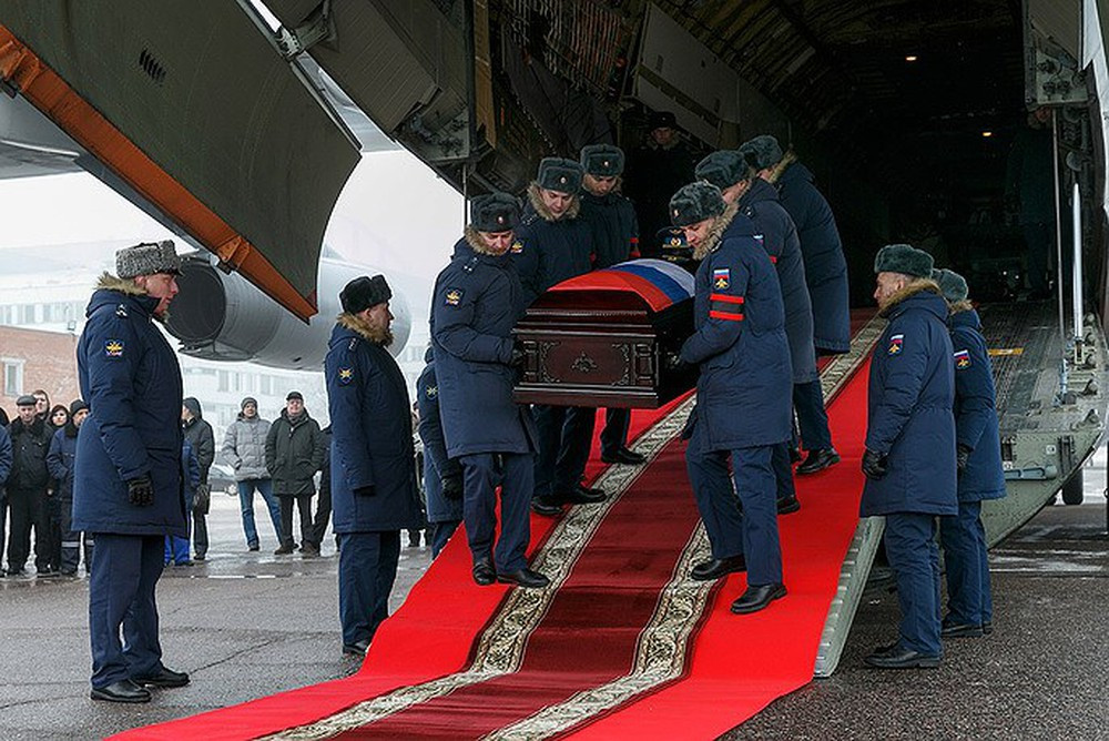 Thi thể của người phi công này sau đó đã được đặc nhiệm Nga thu hồi và đưa về nước. Roman Filipov sau đó được truy tặng danh hiệu Anh hùng Liên bang Nga. Nguồn ảnh: Pinterest.