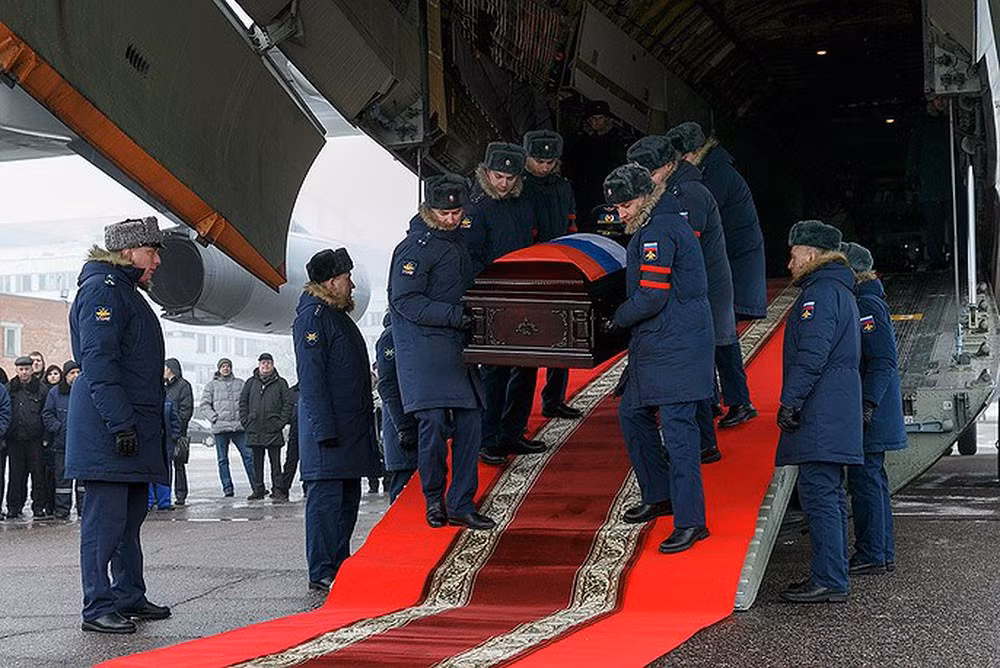 Thi thể của người phi công này sau đó đã được đặc nhiệm Nga thu hồi và đưa về nước. Roman Filipov sau đó được truy tặng danh hiệu Anh hùng Liên bang Nga. Nguồn ảnh: Pinterest.