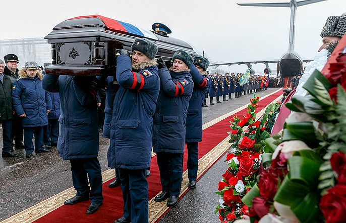 Trong lúc chiến đấu trước vòng vây của kẻ thù khép chặt, Roman Filipov vẫn liên tục liên lạc với căn cứ qua radio cầm tay của mình. Theo những thông tin được Bộ quốc phòng Nga tiết lộ sau đó, Roman Filipov đã báo cáo anh tiêu diệt được hai tên khủng bố trước khi tự sát. Nguồn ảnh: Pinterest.