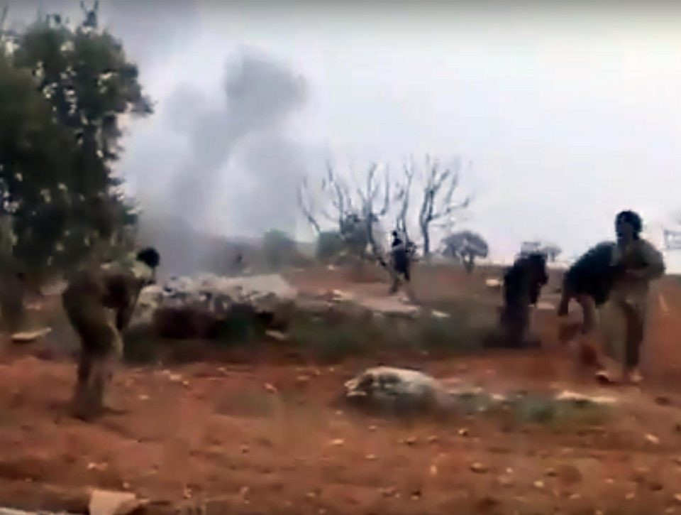 Truyền thông Nga cho biết, khi máy bay cất cánh, thiếu tá Roman Filipov chỉ mang theo một khẩu súng ngắn với 3 hộp tiếp đạn cùng với một trái lựu đạn. Nguồn ảnh: Liveleak.