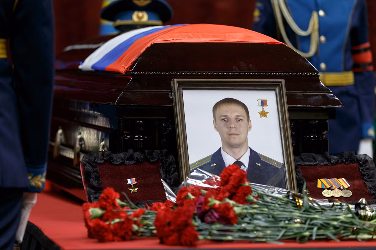 Đồng đội của anh trên chiếc Su-25SM số hai cùng thực hiện nhiệm vụ khi đó đã nỗ lực dội biển lửa vào đầu đám khủng bố IS đang cố tiếp cận vị trí nơi Roman Filipov nhảy dù xuống sau khi phải thoát ly máy bay. Nguồn ảnh: TASS.