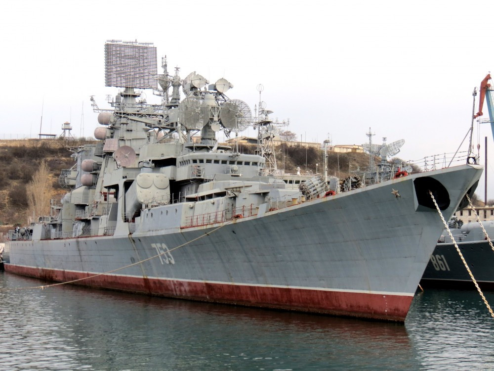Cuối tuần vừa rồi, Hải quân Nga vừa chính thức cho tuần dương tên lửa Kerch được về hưu, kết thúc gần nửa thế kỷ phục vụ trong Hải quân Liên Xô/Nga. Nguồn ảnh: Livejournal.