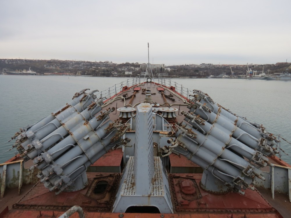 Các ống phóng pháo phản lực RBU-6000 Smerch-2 chuyên dụng để thực hiện nhiệm vụ chống tàu ngầm dưới mặt nước được lắp đặt trên sàn tàu Kerch. Nguồn ảnh: Livejournal.