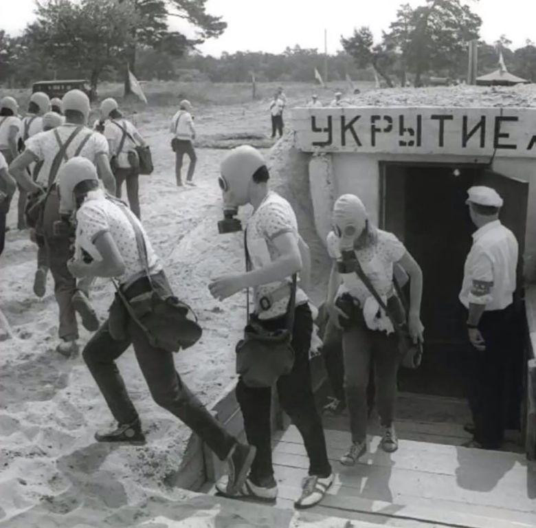 Trong khắp các hầm trú ẩn đề phòng chiến tranh hạt nhân của Liên Xô trước đây đều có trang bị loại mặt nạ này. Thậm chí, những người Liên Xô sống qua chiến tranh Lạnh ai cũng từng được dạy cách sử dụng loại mặt nạ này. Nguồn ảnh: Pinterest.