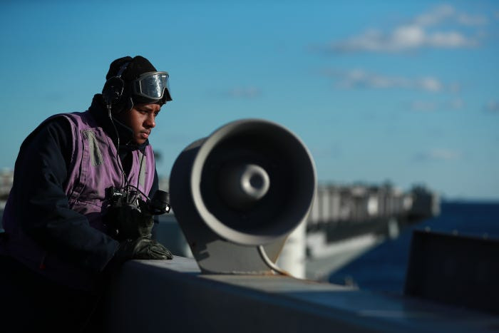 Không chỉ làm việc nhận nhiên liệu, các nhân viên áo tím này cũng kiêm luôn việc kiểm soát lượng nhiên liệu được sử dụng trên tàu sân bay bằng cách san sẻ nó cho từng đội bay trong trường hợp thiếu xăng máy bay. Nguồn ảnh: BI.