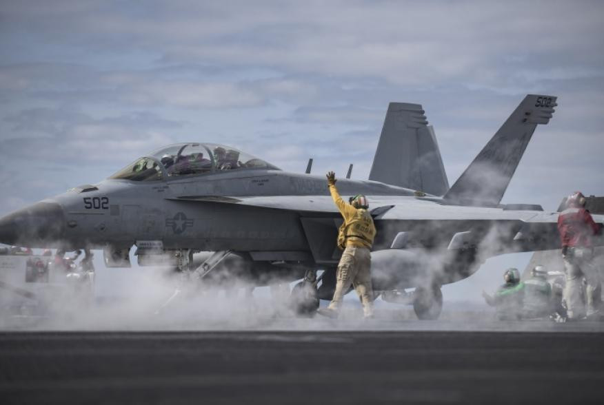 Tuy nhiên trên thực tế, nếu không có nhiên liệu các tàu sân bay của Mỹ sẽ trở nên vô dụng vì vũ khí nguy hiểm nhất của chúng - dàn chiến đấu cơ sẽ không thể hoạt động được. Nguồn ảnh: BI.