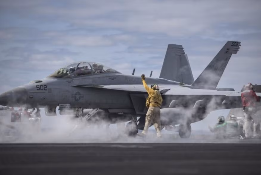 Tuy nhiên trên thực tế, nếu không có nhiên liệu các tàu sân bay của Mỹ sẽ trở nên vô dụng vì vũ khí nguy hiểm nhất của chúng - dàn chiến đấu cơ sẽ không thể hoạt động được. Nguồn ảnh: BI.