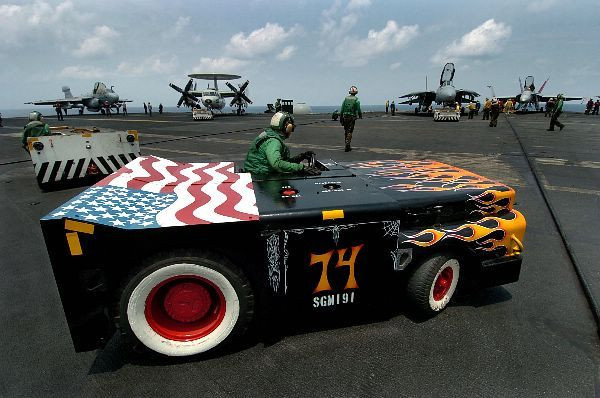 Các loại phương tiện hỗ trợ được sử dụng trên tàu sân bay của Hải quân Mỹ. Nguồn ảnh: BI.