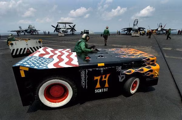 Các loại phương tiện hỗ trợ được sử dụng trên tàu sân bay của Hải quân Mỹ. Nguồn ảnh: BI.