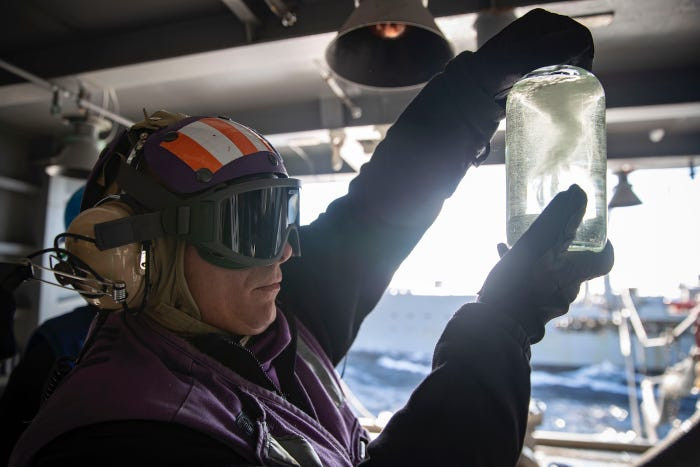 Ngay khi nhận nhiên liệu, các nhân viên áo tím sẽ tiến hành hoá nghiệm tại chỗ để ghi chú lại phẩm chất xăng dầu của mỗi lô hàng. Nguồn ảnh: BI.