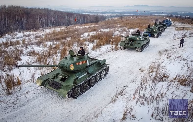 Vừa qua đã diễn ra sự kiện khá đặc biệt khi các xe tăng T-34-85, IS-3, T-62M, T-80BV và pháo tự hành ISU-152 được lưu trữ trong tổng kho số 1295 của quân khu phía Đông đã được phá niêm.