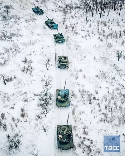 Bên cạnh đó, số xe tăng T-34-85, IS-3 hay pháo tự hành ISU-152 có thể phát huy tác dụng rất tốt trong những cuộc diễu binh kỷ niệm, nhất là khi số lượng phương tiện này hiện còn hoạt động được là không nhiều.