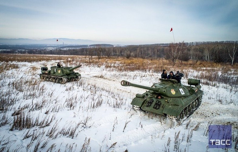 Rất đáng ngạc nhiên khi nhiều món "đồ cổ thời thế chiến" như xe tăng T-34-85, IS-3 hay pháo tự hành ISU-152 vẫn được bảo quản, trong khi nhiều chiếc T-80 tối tân hơn nhiều lại bị Nga vứt bỏ.