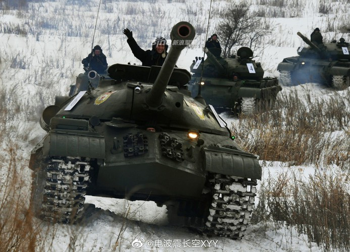 Ước tính vào thời kỳ đỉnh cao, quân đội Liên Xô sở hữu tới hơn 40.000 xe tăng chủ lực và hạng nhẹ, cùng khoảng 60.000 xe thiết giáp các loại, phần nhiều trong số này hiện thuộc sở hữu của quân đội Nga.