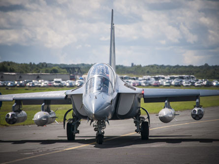 Tuy nhiên, có một sự thật là Yakovlev Yak-130 có tới hai họng hút gió khác nhau, một họng hút gió đặt ngang thân như thông thường và một cửa hút gió khác được đặt trên lưng máy bay. Nguồn ảnh: Airliners.