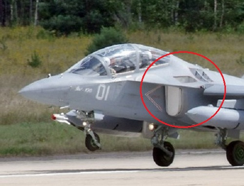 Thông thường, chỉ cần một trong hai họng hút gió này mở, chiếc Yak-130 sẽ hoạt động được như bình thường - nghĩa là cất cánh, hạ cánh và cơ động trên không hoàn toàn bình thường. Nguồn ảnh: Airliners.