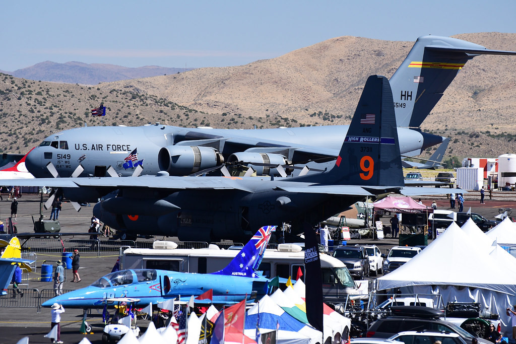 Việt Nam cũng không nằm ngoài cơ hội đó. Chúng ta thậm chí còn từng được Lockheed Martin mang C-130 tới tận triển lãm quốc phòng tại Hà Nội để chào hàng. Nguồn ảnh: Pinterest.