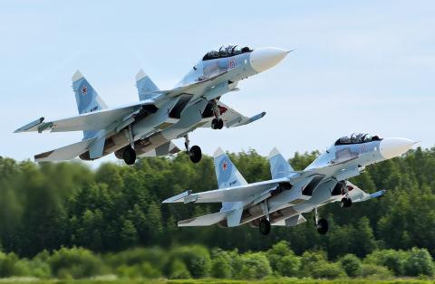 Yếu tố "hoạt động được trong mọi điều kiện thời tiết" ở đây có thể được hiểu đầy đủ là các loại chiến đấu cơ có khả năng hoạt động trong những điều kiện thời tiết cực đoan "vừa phải" ví dụ như mưa lớn, trời nhiều mây, tầm nhìn kém,... Nguồn ảnh: Jetphoto.