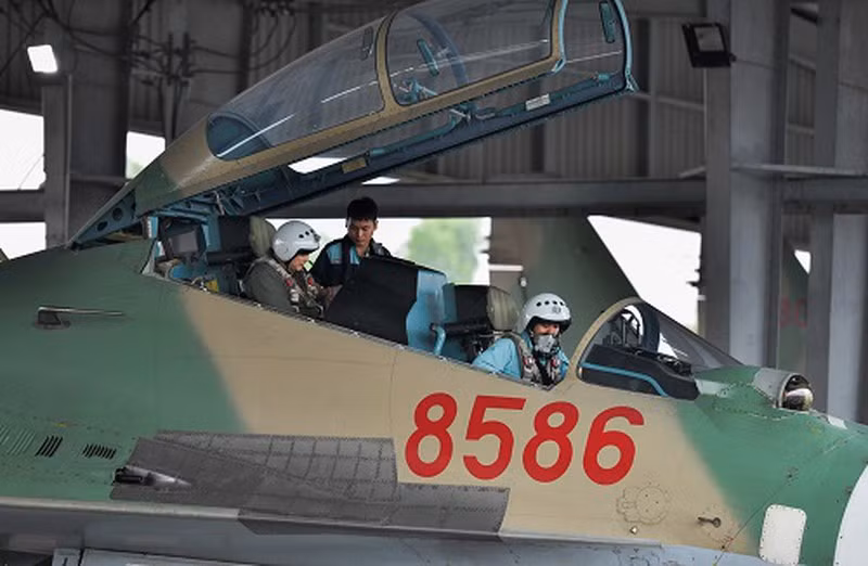 Gần như mọi loại chiến đấu cơ hiện đại thế hệ 4 trở lên đều mang trong mình đủ các yếu tố này để trở thành một phi cơ có khả năng hoạt động bất kể ngày đêm, trong mọi điều kiện thời tiết. Nguồn ảnh: Jetphoto.