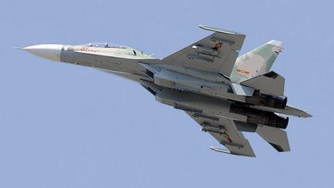 Với các loại máy bay quân sự, phi công và dẫn đường phải tự tìm địa vật, cột mốc hoa tiêu dưới mặt đất để điều chỉnh lại đường bay khi máy bay bị gió tạt lệch khỏi đường bay đã định trước đó. Nguồn ảnh: Jetphoto.