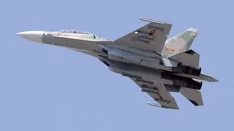 Với các loại máy bay quân sự, phi công và dẫn đường phải tự tìm địa vật, cột mốc hoa tiêu dưới mặt đất để điều chỉnh lại đường bay khi máy bay bị gió tạt lệch khỏi đường bay đã định trước đó. Nguồn ảnh: Jetphoto.