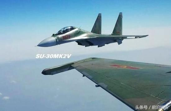 Thứ nhất và cũng quan trọng nhất, các chiến đấu cơ này cần có trang bị radar. Đây sẽ là thiết bị cực kỳ quan trọng không chỉ bổ trợ cho việc dẫn đường mà còn giúp phi công không va chạm với máy bay của đồng đội trong thời tiết có tầm nhìn kém. Nguồn ảnh: Chinanews.