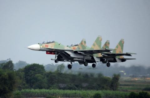 Trên lý thuyết, chiến đấu cơ Su-30MK2V đang được Việt Nam sử dụng với quân số 35 chiếc được coi là loại chiến đấu cơ có khả năng "hoạt động trong mọi điều kiện thời tiết". Nguồn ảnh: Jetphoto.
