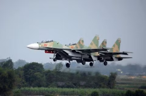 Trên lý thuyết, chiến đấu cơ Su-30MK2V đang được Việt Nam sử dụng với quân số 35 chiếc được coi là loại chiến đấu cơ có khả năng "hoạt động trong mọi điều kiện thời tiết". Nguồn ảnh: Jetphoto.