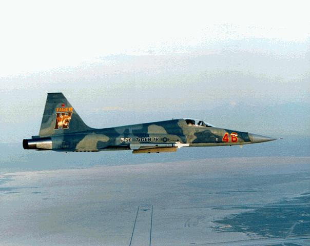 Phiên bản cải tiến ra đời năm 1972 mang tên F-5E Tiger II được sử dụng rộng rãi ngày nay có tốc độ tối đa lên tới Mach 1,6; tầm bay 3700 km, trần bay gần 16.000 mét và mang theo được khoảng 3,2 tấn vũ khí. Nguồn ảnh: Pinterest.