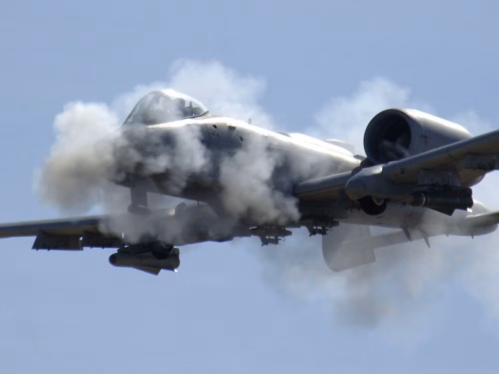 Hiện tại, A-10 Warthog vẫn là loại cường kích cơ chủ lực của quân đội Mỹ, Lục quân Mỹ thậm chí còn dự kiên sử dụng loại cường kích cơ này tới năm 2030 và sau đó mới nghiên cứu tìm phương án loại biên dần. Nguồn ảnh: BI.